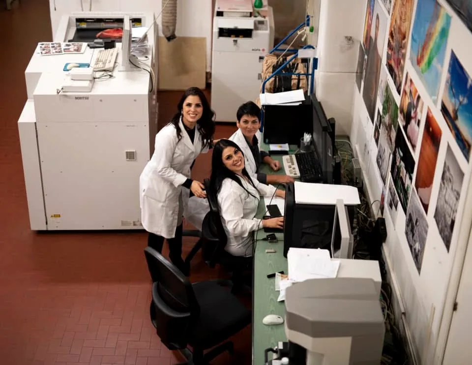 Il team di Central Color al lavoro tra minilab e stampe nel laboratorio di Via Ciccaglione